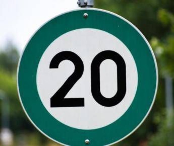 I segnali stradali verdi 'debuttano' nel Regno Unito, cosa significano i 'green signs'