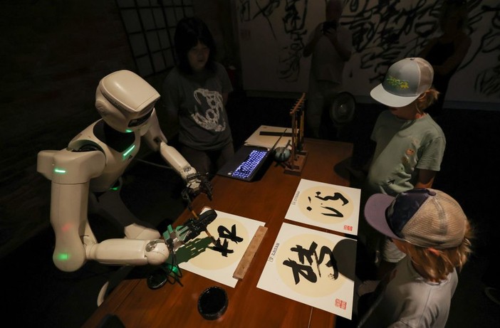 Biennale di Venezia, al padiglione cinese gli ideogrammi li scrive un robot Biennale di Venezia, al padiglione cinese gli ideogrammi li scrive un robot