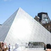 Louvre, appendono due quadri nella sala della Gioconda. Arrestati due tedeschi: "Stavamo scherzando"