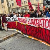 Torino, bidoni di letame rovesciati davanti al municipio prima del corteo per lo sciopero generale: il video