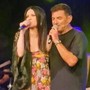 Max Giusti e la sorpresa a Gatteo, tra il pubblico c'è Laura Pausini: duetto sul palco e pubblico in piedi