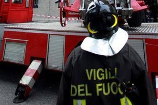 Bari, incendio in centro logistico. Fiamme alte fino a 10 metri
