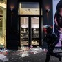 Cosmetici, smartphone e abiti firmati: il bottino dei saccheggi in vendita su Vinted
