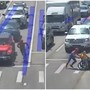 Anziano in carrozzina non riesce ad attraversare strada, lo aiuta... Spiderman
