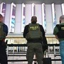 Guanti che danno la scossa elettrica, il nuovo strumento in dotazione dell'Ice
