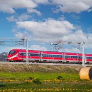 Treni, linea alta velocità fortemente rallentata tra Roma e Firenze per danni causati da incendio