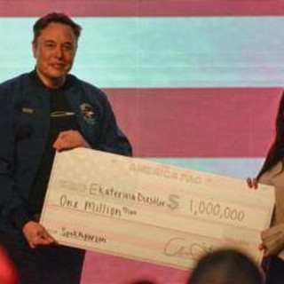 Musk consegna assegni da un milione di dollari a due elettori del Wisconsin, perché