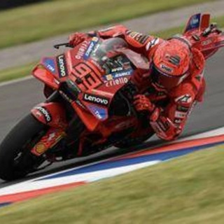 MotoGp, ancora pole Marquez in Qatar. Caduta per Bagnaia