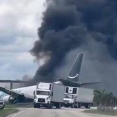 Aereo Boeing 767 cargo di Amazon esce di pista, si schianta e prende fuoco a Miami