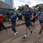 Sorpresa a Nairobi: Macron corre con Kipchoge, leggenda della maratona