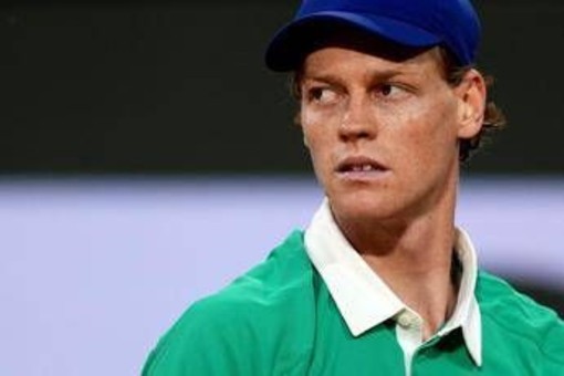 Sinner battuto in finale infinita al Roland Garros, Alcaraz trionfa al quinto set
