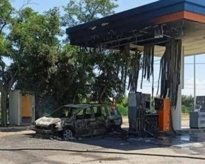 Cosenza, strage di migranti sulla Ss 106: 4 corpi carbonizzati in auto. Due fermi per omicidio Cosenza, strage di migranti sulla Ss 106: 4 corpi carbonizzati in auto. Due fermi per omicidio