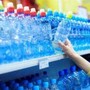 Acqua in bottiglia, test boccia 6 marche su 21: livelli eccessivi inquinante Tfa