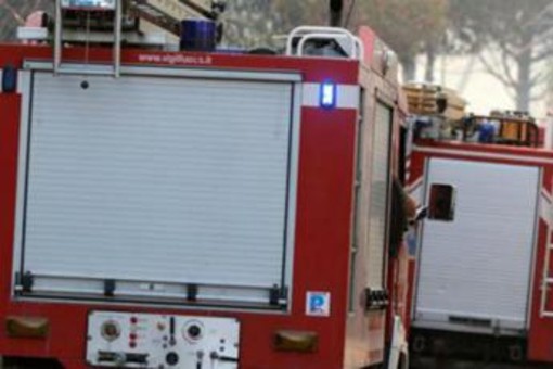 Fiamme tra Campomarino e Termoli minacciano le case, stop circolazione treni su Pescara-Bari Fiamme tra Campomarino e Termoli minacciano le case, stop circolazione treni su Pescara-Bari