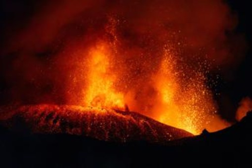 Etna, aeroporto Catania ancora chiuso: stop voli fino alle 14 Etna, aeroporto Catania ancora chiuso: stop voli fino alle 14