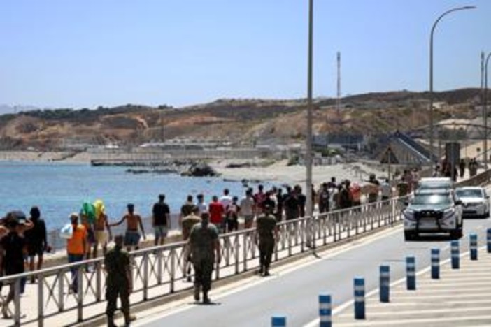 Ceuta, ancora 2500 migranti in città. Marocco: "Avevamo avvertito Spagna". Madrid: "Falso"