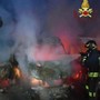 Sette furgoni di una ditta di consegne in fiamme a Fiumicino, indagini polizia