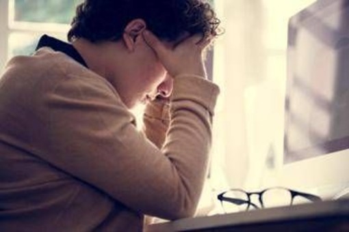 Sindrome dell'impostore, quando in ufficio pesa il nuovo ruolo e il confronto con i colleghi Sindrome dell'impostore, quando in ufficio pesa il nuovo ruolo e il confronto con i colleghi