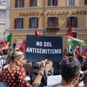 Ddl antisemitismo, legge in aula il 2 ottobre: Pd cerca sintesi, ma è bufera su bandiere di Hamas in piazza Ddl antisemitismo, legge in aula il 2 ottobre: Pd cerca sintesi, ma è bufera su bandiere di Hamas in piazza