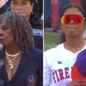 Il baseball femminile rinasce, ma l'inno da incubo è il vero show
