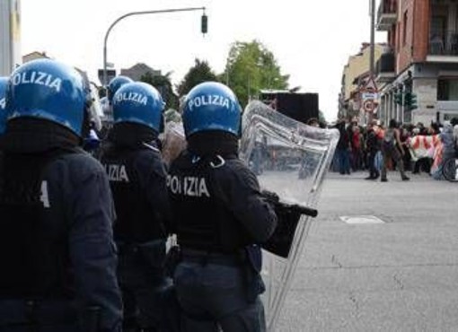 Corteo Pro Pal a Torino, manifestanti tentano di entrare a Porta Susa lanciando sassi e bottiglie Corteo Pro Pal a Torino, manifestanti tentano di entrare a Porta Susa lanciando sassi e bottiglie