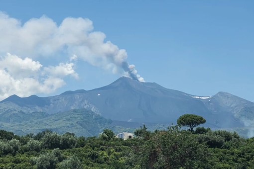 Ripresa sull’Etna attività stromboliana dal cratere Voragine, emissione di cenere Ripresa sull’Etna attività stromboliana dal cratere Voragine, emissione di cenere
