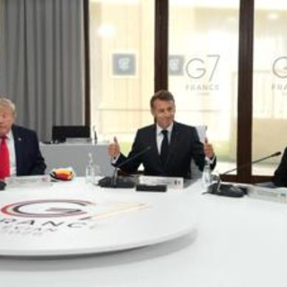 Ucraina, al G7 trilaterale Trump-Zelensky-Macron. Il tycoon: "Russia deve trattare"