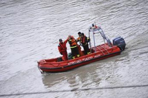 Marito Roccella scomparso, ricerche senza sosta nel lago di Vico: in azione sommozzatori e mezzi speciali Marito Roccella scomparso, ricerche senza sosta nel lago di Vico: in azione sommozzatori e mezzi speciali