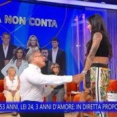 Lui ha 53 anni, lei 24: a La volta buona arriva la proposta di matrimonio a sorpresa Lui ha 53 anni, lei 24: a La volta buona arriva la proposta di matrimonio a sorpresa