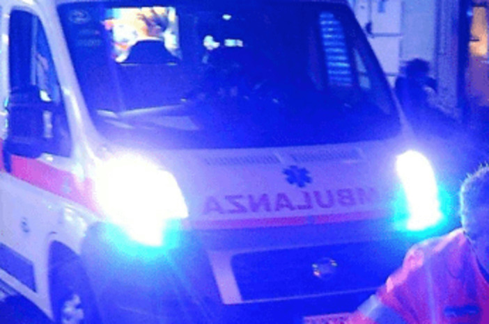 Latina, l'auto finisce contro un albero e prende fuoco: morto conducente