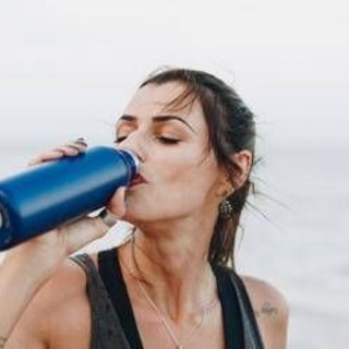 Acqua fredda o a temperatura ambiente? Come è meglio berla quando fa molto caldo