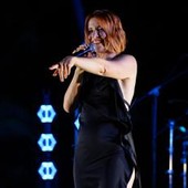 Noemi, paura durante concerto: cade dal palco e finisce in ospedale Noemi, paura durante concerto: cade dal palco e finisce in ospedale