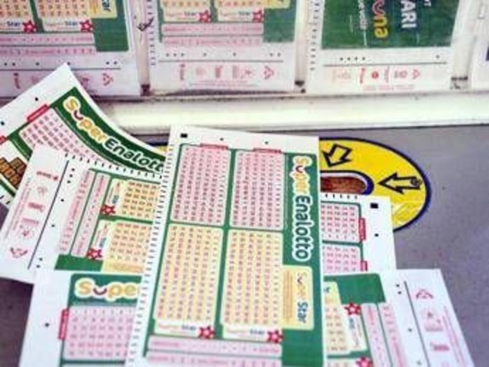 Superenalotto, numeri combinazione vincente oggi 12 aprile