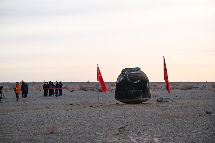 Cina, atterrata a Dongfeng la capsula di rientro Shenzhou-20