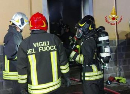 Bologna, incendio in palazzo di quattro piani: 7 adulti e due bambini in ospedale