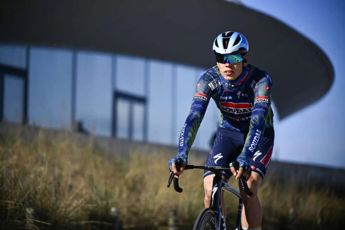 Magnier vince in volata a Burgas, è la prima maglia rosa del Giro