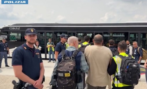 Immigrazione, rimpatriati al Cairo con volo charter 23 egiziani espulsi