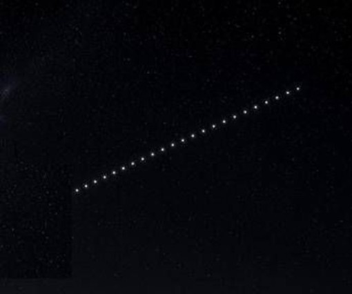 "Non è un aereo, non sono stelle", il 'treno di luci' in cielo: il mistero dell'8 agosto