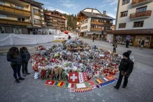 Italia in lutto per le vittime di Crans-Montana, oggi funerali di 5 dei 6 giovani morti Italia in lutto per le vittime di Crans-Montana, oggi funerali di 5 dei 6 giovani morti