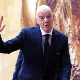 Infantino 'dribbla' le domande sul futuro con battuta al giornalista calvo: "Ci vediamo dal parrucchiere" Infantino 'dribbla' le domande sul futuro con battuta al giornalista calvo: "Ci vediamo dal parrucchiere"