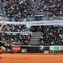 Sinner, un braccio di ferro arancione e il tifo per... Ruud: cori e cartelloni al Foro