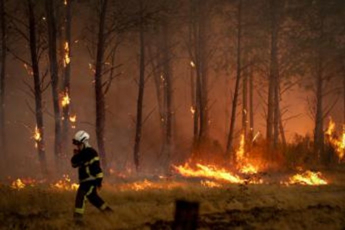 Incendi "mostruosi" in Francia e Spagna, oltre 325mila evacuati. In arrivo ondata di caldo ancora più intensa Incendi "mostruosi" in Francia e Spagna, oltre 325mila evacuati. In arrivo ondata di caldo ancora più intensa