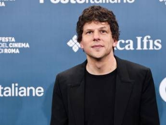 Eisenberg dribbla domanda su elezioni americane: "Provo disagio a parlarne". E Moore non risponde