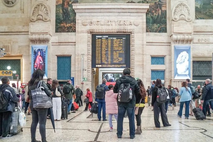 Al via lo sciopero generale. Si fermano scuola, treni e sanità
