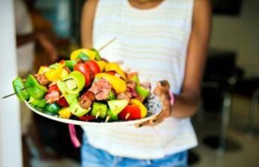 Come dimagrire senza contare le calorie e patire la fame? La lezione delle diete 'veg'