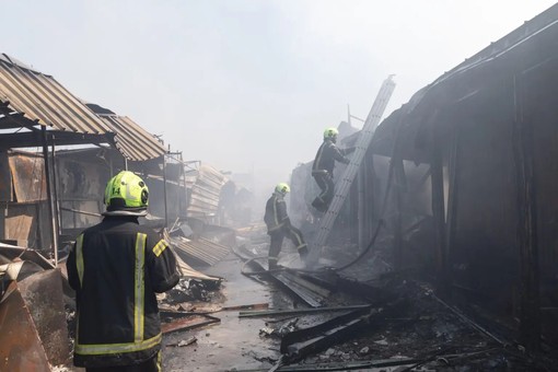 Attacco russo su Kiev con almeno 12 morti, colpito ospedale psichiatrico Attacco russo su Kiev con almeno 12 morti, colpito ospedale psichiatrico