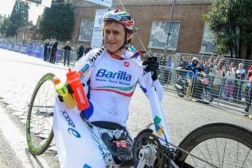 Oggi i funerali di Alex Zanardi a Padova: persone in coda da ore, la sua handbike sull'altare