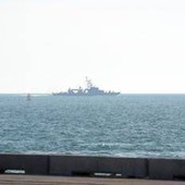 Iran, nave cinese attravera Hormuz e sfida il blocco di Trump. Oggi primi colloqui Israele-Libano - Diretta