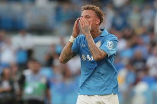 Lang cade in area e Allegri chiede rigore: proteste in Napoli-Como