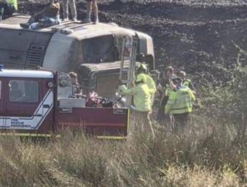 Deraglia treno nell'East Sussex: passeggeri intrappolati, soccorsi al lavoro